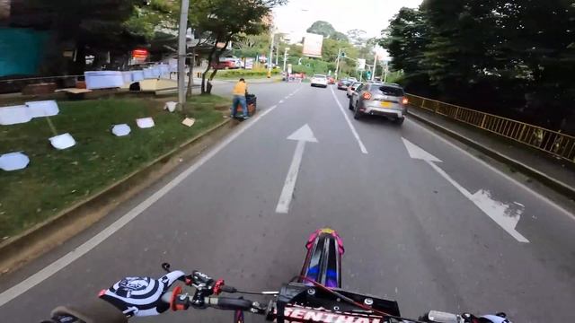 RM 250 2T la moto de los campeones en la calle a fondo / EL PRIMO смотреть онлайн