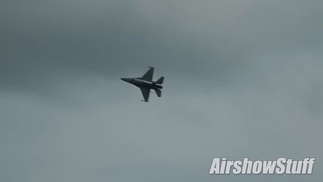 [No Music] F-16 Fighting Falcon Demonstration - Airshow London 2018 смотреть онлайн