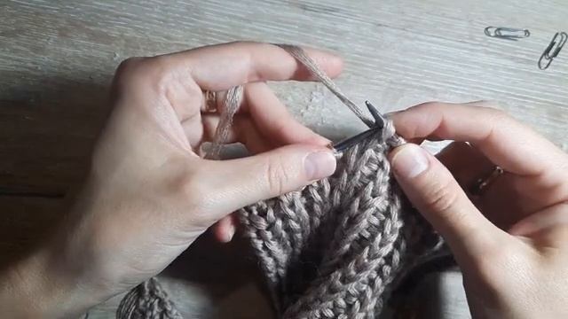 МАСТЕР - КЛАСС трендовый жилет (пончо) спицами узором полупатентная резинка с воротом-хомут смотреть онлайн