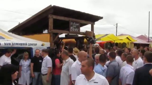 Азаров покупает лапти, не дождавшись пока их ему сплетут... смотреть онлайн