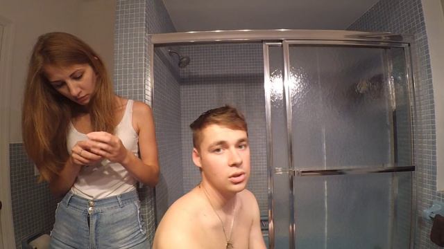 Экономная Америка. Свежие новости из Майами на фоне стригущей машинки смотреть онлайн