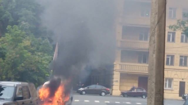 АВТОМОБИЛЬ ГОРИТ У ОБЩАГИ В ПЕТЕРБУРГЕ... смотреть онлайн