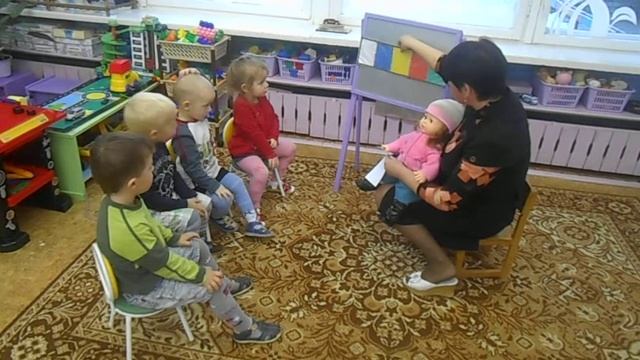 Видеосюжет занятия в первой младшей группе «Куколка пришла в гости к малышам» смотреть онлайн