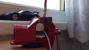 паяем разъем EC5 с помощью зажигалки