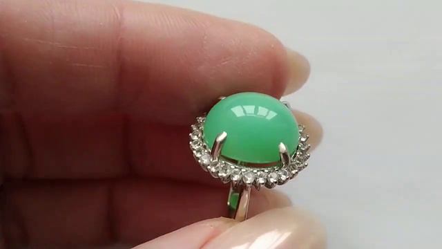 Кольцо с африканским хризопразом 9.24 ct в огранке кабошон (14х11.5 мм) и белыми топазами, день смотреть онлайн