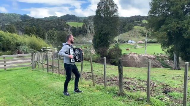 Конь - Любэ - спел и сыграл на Аккордеоне в Новой Зеландии!!! Аккордеонист Баянист видео смотреть онлайн