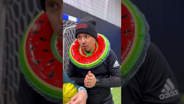 Футбольный лайфхак Ч.2⚽️ Как понять, куда игрок будет бить мяч в ворота? #shorts смотреть онлайн