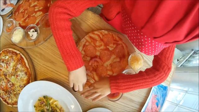 Дети САМИ готовят пиццу в ресторане влог/vlog #игра #новосибирск смотреть онлайн