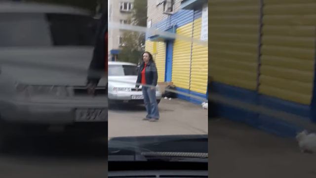 Пьяная у чебуречной на Минской, Балаково смотреть онлайн