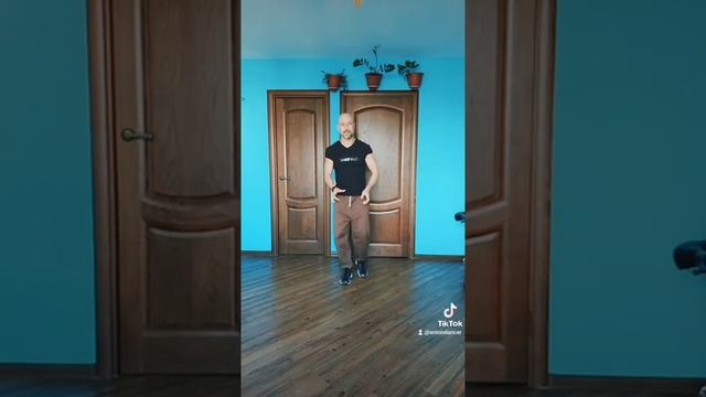 Как танцевать в домашних условиях?! Учим простое движение ногами шаффл для новичков. смотреть онлайн