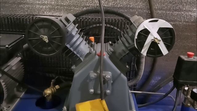 ОБЗОР И ОСМОТР КОМПРЕССОРОВ С РЕСИВЕРОМ 100 И 40 ЛИТРОВ,КОТОРЫМИ Я РАБОТАЮ. смотреть онлайн