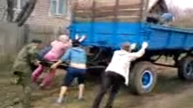 Девушки толкают телегу смотреть онлайн
