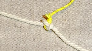 Несколько способов как привязать дополнительный поводок к леске.