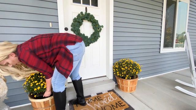 FALL DECORATE WITH ME 2020 || PORCH DECORATING IDEAS || FALL PORCH 2020 смотреть онлайн