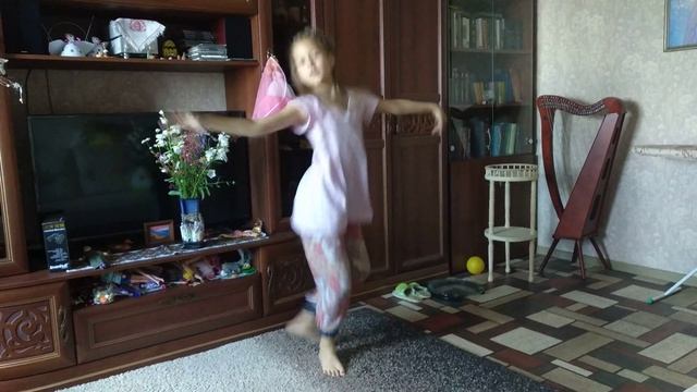 Маша импровизирует индийский танец смотреть онлайн