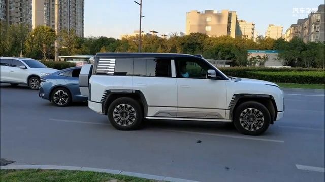 Выезд BYD U8 на дорогу. Кто то говорит в Китае мало автомобилей на дорогах местного производства?