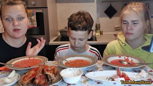 Мукбанг Самый вкусный Борщ с Белорусским салом?Вопросы-ответыОчень вкусный борщ俄罗斯罗宋汤