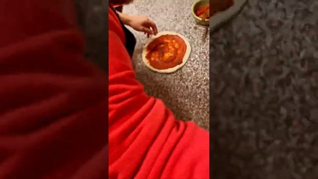 Pizza 33 Cm realizzata con un panetto da 240 grammi смотреть онлайн
