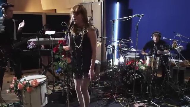 Florence and the Machine Between Two Lungs смотреть онлайн