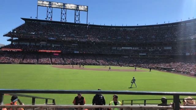 PACKED HOUSE at Oracle Park! Brewers @ Giants game Vlog! смотреть онлайн