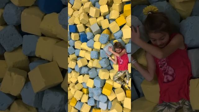 Летай выше границ: Экстремальное погружение в мир батутов в Минске смотреть онлайн