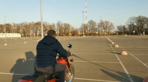 Тренировка баланса на мотоцикле.