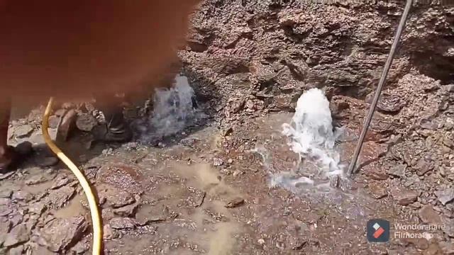 कुए में खुदाई चल रही थी25 फीट में बहुत पानी आ गया смотреть онлайн