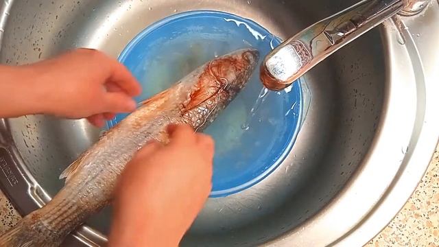 Как быстро почистить рыбу руками. смотреть онлайн