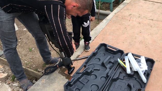 Лев с папой проверяют отбойный молоток. Обзор отбойника Dnipro-M SH-220AV. смотреть онлайн