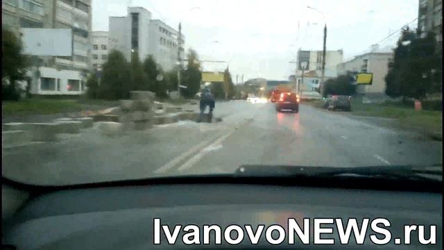 В Иванове грузовик опорожнился прямо на дороге смотреть онлайн