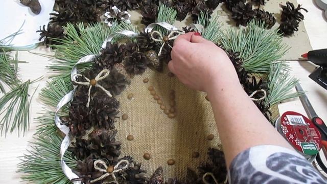 НОВОГОДНИЕ ЧАСЫ ИЗ ШИШЕК!!! Новогодние поделки своими руками. смотреть онлайн