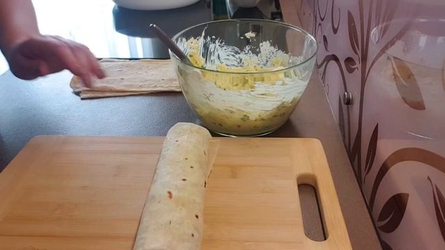 Пироги с брынзой и помидорами