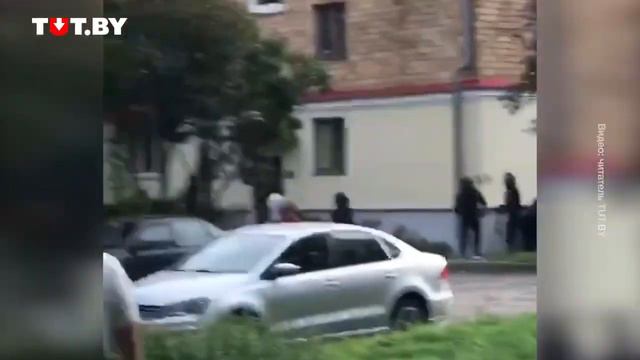 Жесткие задержания в Бресте. Слышно, как человек кричит: "Помогите!" смотреть онлайн