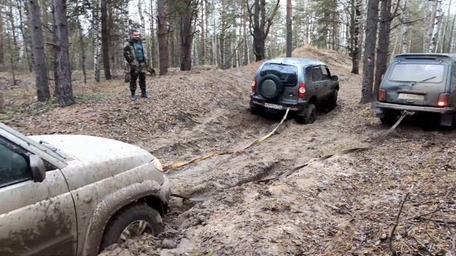 ПОРВАЛИ 2 НИВЫ. часть 2. ДЕРГАЛИ И НЕ ВЫДЕРНУЛИ. УАЗ ВСТРЯЛ. ПРИВЯЗАЛИ ЛЕБЕДКУ К ДЕРЕВУ смотреть онлайн