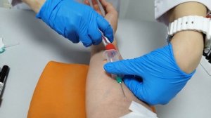Забор крови из вены вакуумной системой Taking blood from a vein using a vacuum system