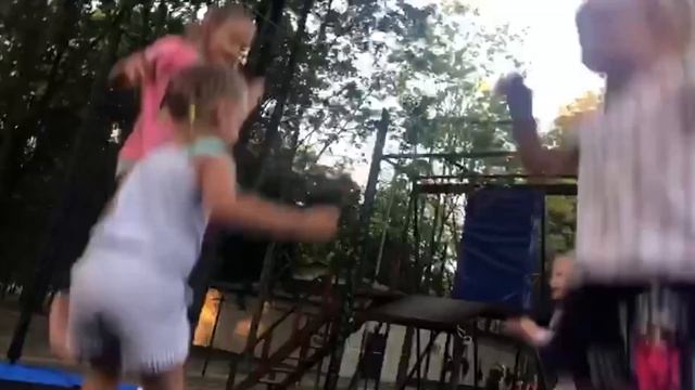 Ева прыгает на батуте, лазит по горке, летает на дельфине, не слушает маму смотреть онлайн