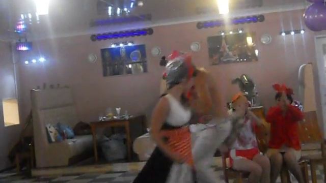 Танец трех поросят ))) смотреть онлайн