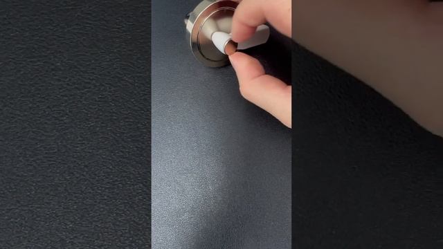 Using Magnet to Remove Security Tag смотреть онлайн