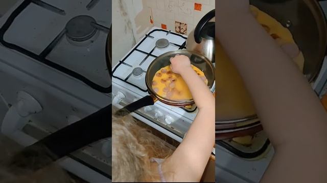 готовим омлет. чем занять ребенка. труд облагораживает человека. 03.12.21г(6,3) смотреть онлайн