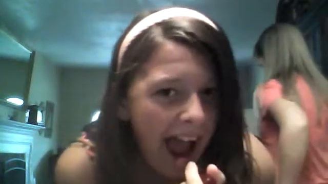 Alyssa putting on lipgloss смотреть онлайн