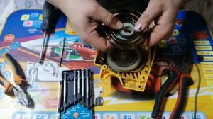 замена шнурка, верёвки, пружины, ремонт стартёра китайской пилы чампион.