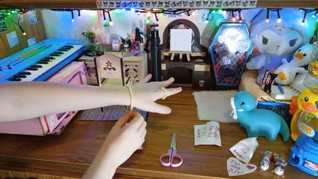 Распаковываю целых два подарка из школы! Правда, не знаю, от кого они.. смотреть онлайн