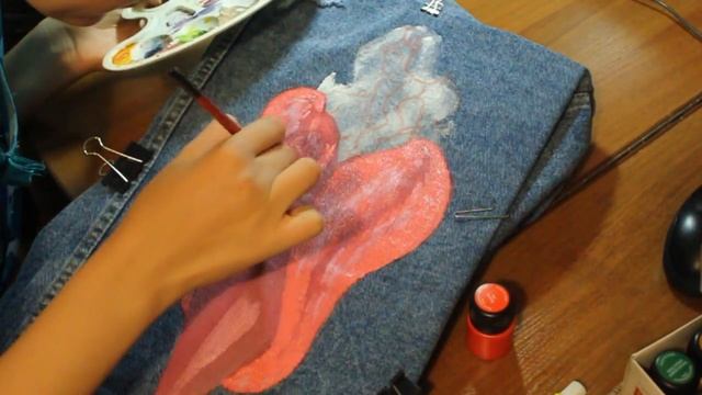 Рисунок на одежде. Как рисовать на куртке. Акрил. Мастер класс смотреть онлайн