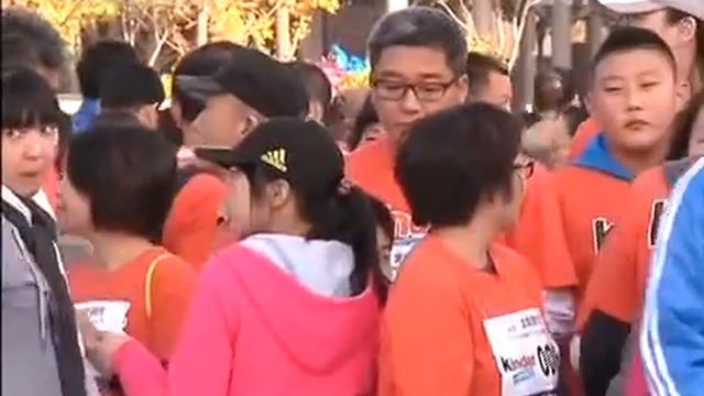 2013 Beijing Marathon: Mini-run promotes active family lifestyle смотреть онлайн