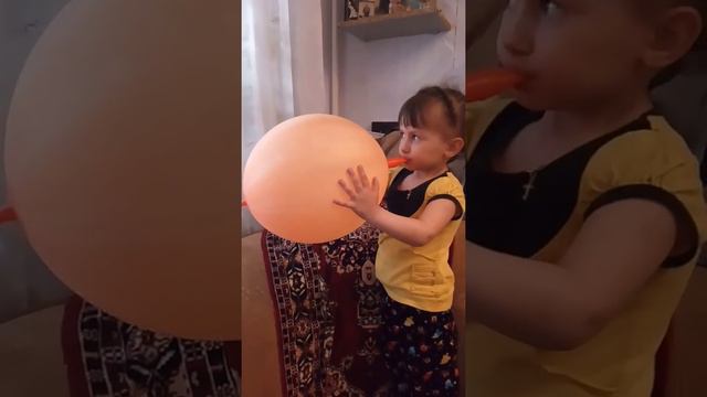 Кира надувает шарик смотреть онлайн