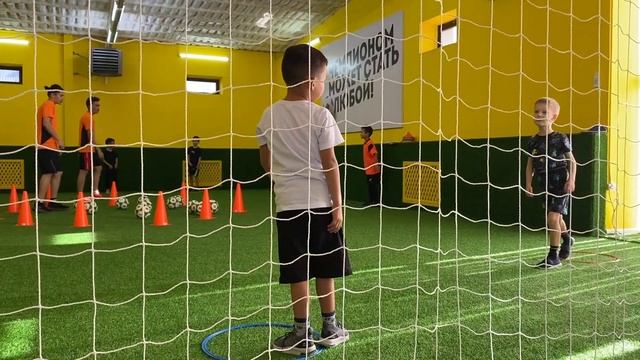 РОБЕРТ НА ТРЕНИРОВКЕ ПО ФУТБОЛУ ДЛЯ ДЕТЕЙ* VLOG * смотреть онлайн