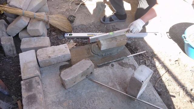 Мангал своими руками, первый ряд кирпича / DIY barbecue, first row of bricks смотреть онлайн