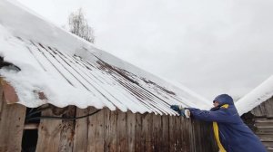 Очистка крыши от снега за 5 минут // КАК УБРАТЬ СНЕГ С КРЫШИ