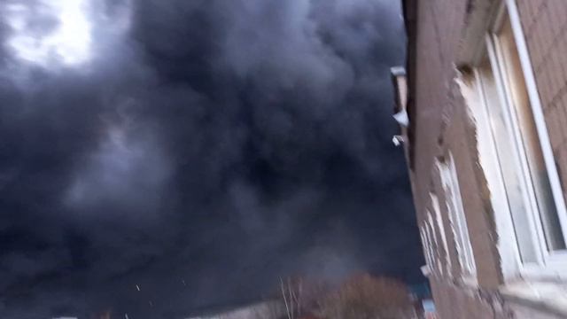 пожар большой склад загорелся за 2 часа! смотреть онлайн