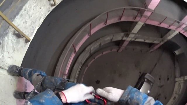 Наращивание верёвки в навеске при спуске / Промышленный альпинизм смотреть онлайн